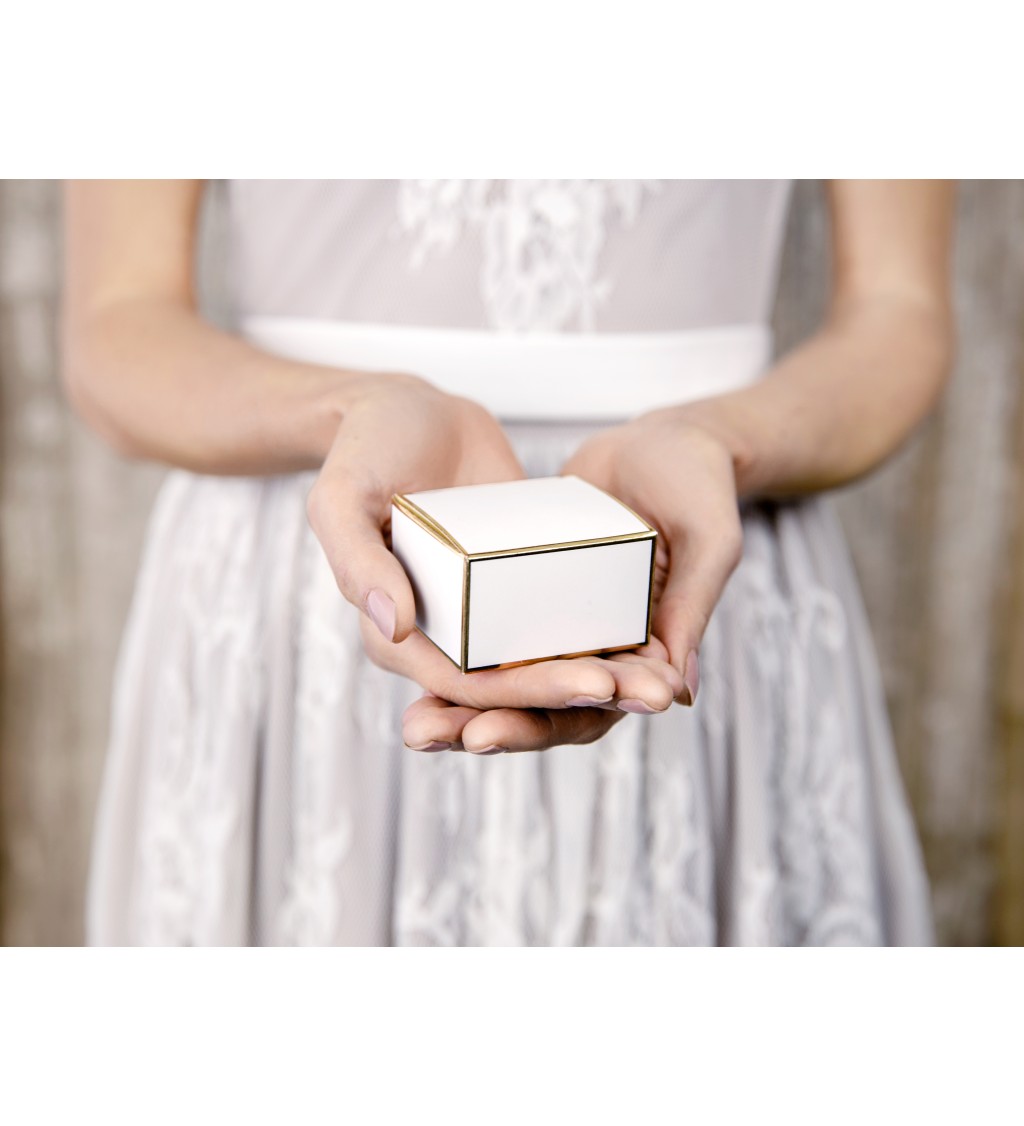 Fehér és arany doboz esküvőre