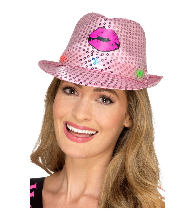 Világos rózsaszín kalap flitterekkel