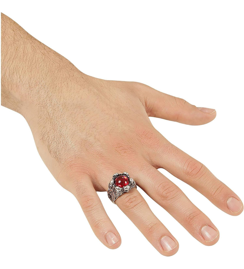 Egy gyűrű koponyákkal és egy piros drágakővel