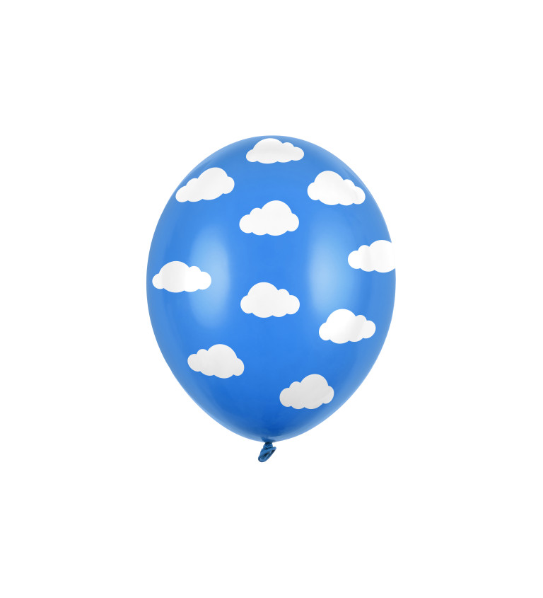 Kék léggömbök a felhőkkel